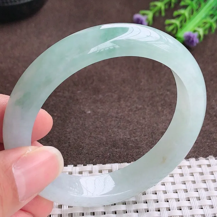 自然光，56.5圈口，老坑冰润果冻料飘花手镯，翡翠玉镯，玉质细腻，冰莹起胶，色泽鲜美，清秀灵气，优雅气质，尺寸56.5/12.5/8.3