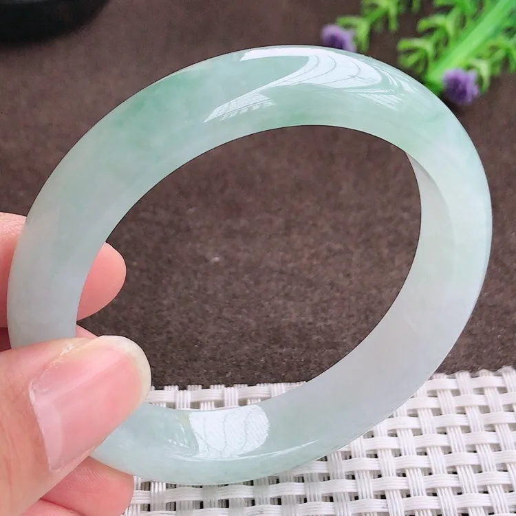 自然光，56.5圈口，老坑冰润果冻料飘花手镯，翡翠玉镯，玉质细腻，冰莹起胶，色泽鲜美，清秀灵气，优雅气质，尺寸56.5/12.5/8.3