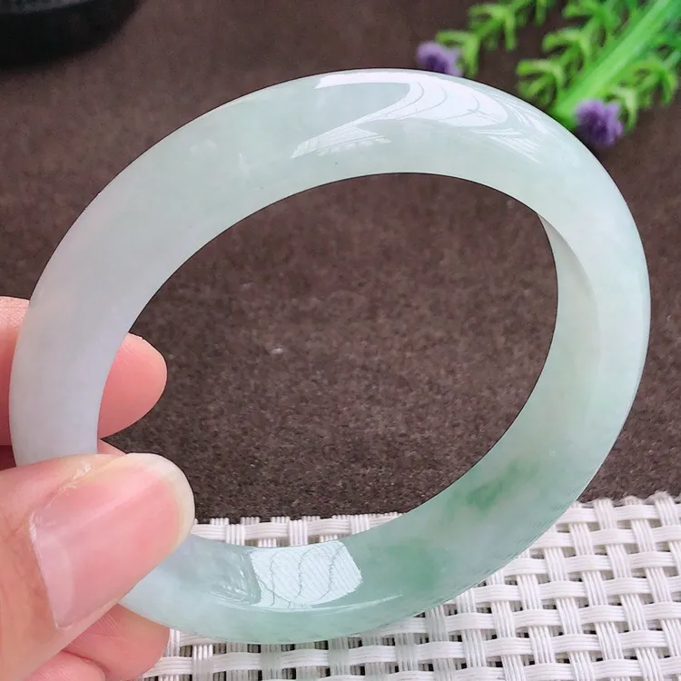 自然光，56.5圈口，老坑冰润果冻料飘花手镯，翡翠玉镯，玉质细腻，冰莹起胶，色泽鲜美，清秀灵气，优雅气质，尺寸56.5/12.5/8.3