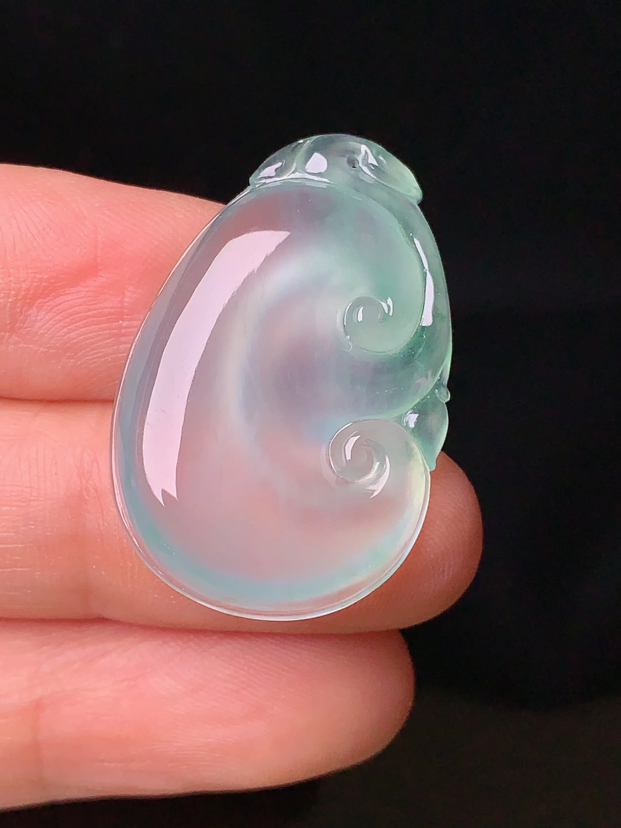 冰种如意吊坠 玉质细腻 色泽清新艳丽 整体尺寸30.6*19.6*5.6