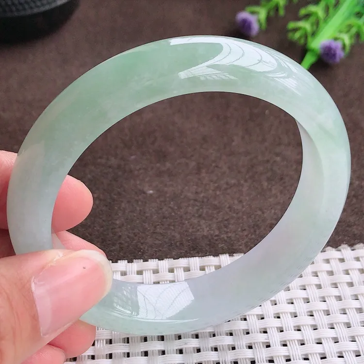 自然光，58圈口，老坑冰润起胶冰晴绿宽边手镯，翡翠玉镯，玉质细腻，冰莹起胶，色泽鲜美，清秀灵气，优雅气质，尺寸58/13.8/8.5