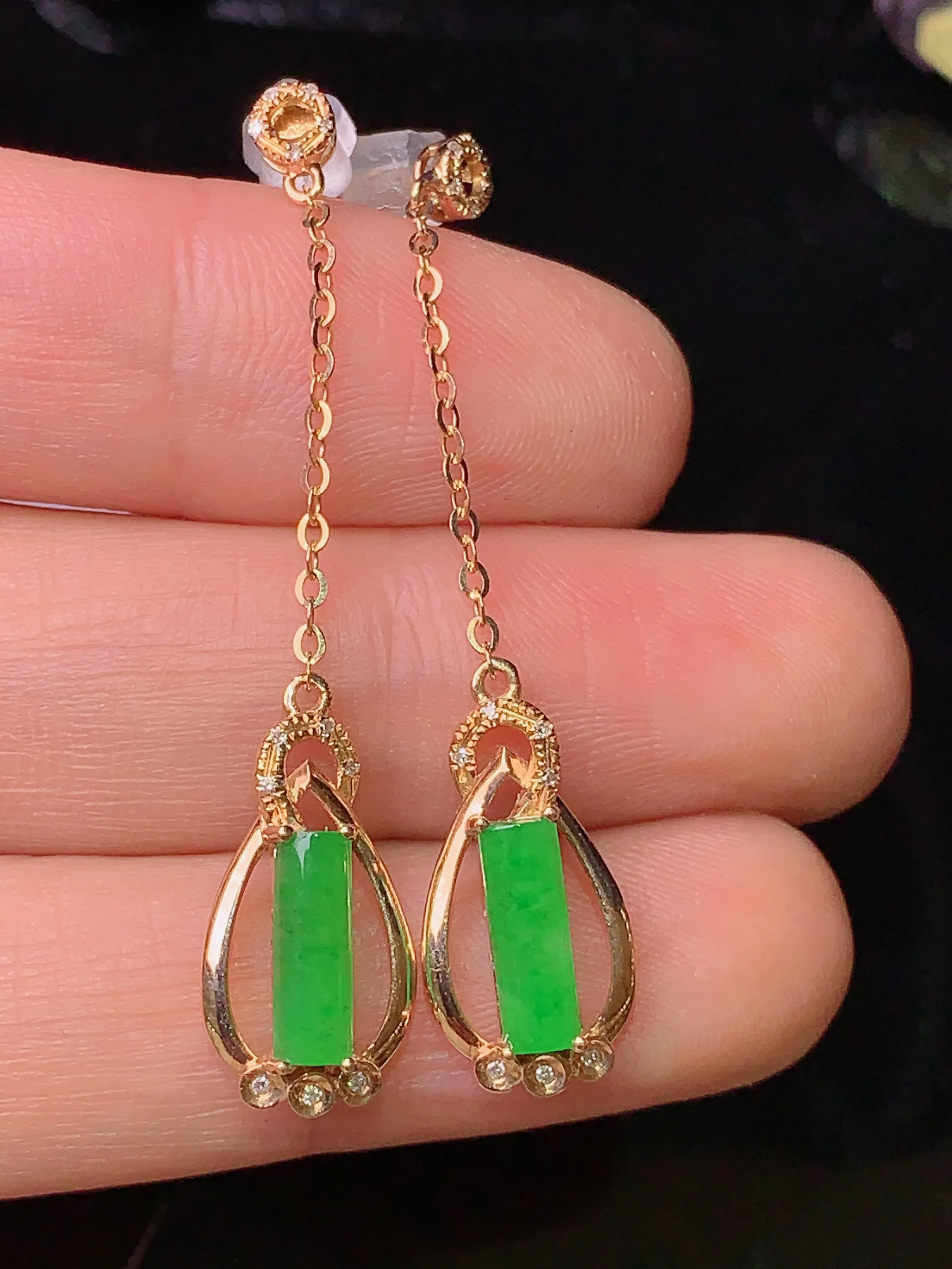 18k金镶嵌翠绿玉柱耳坠 玉质细腻 色泽清新艳丽 整体尺寸43.3*8.7*4