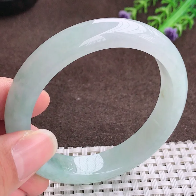 自然光，56.5圈口，老坑冰润果冻料飘花手镯，翡翠玉镯，玉质细腻，冰莹起胶，色泽鲜美，清秀灵气，优雅气质，尺寸56.5/12.5/8.3