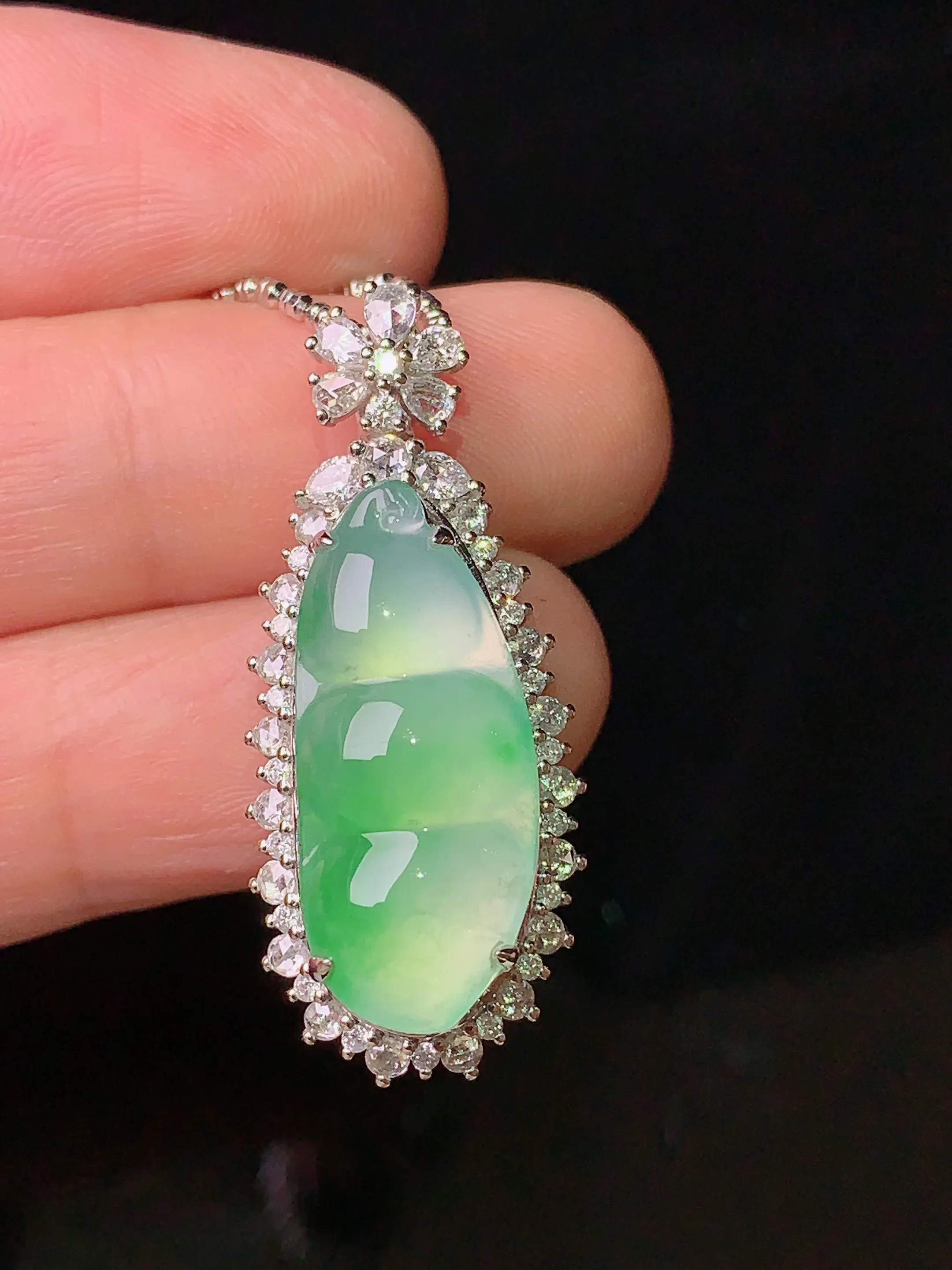 18k金钻镶嵌翠绿四季豆吊坠 玉质细腻 色泽清新艳丽 整体尺寸32.5*13.8*10