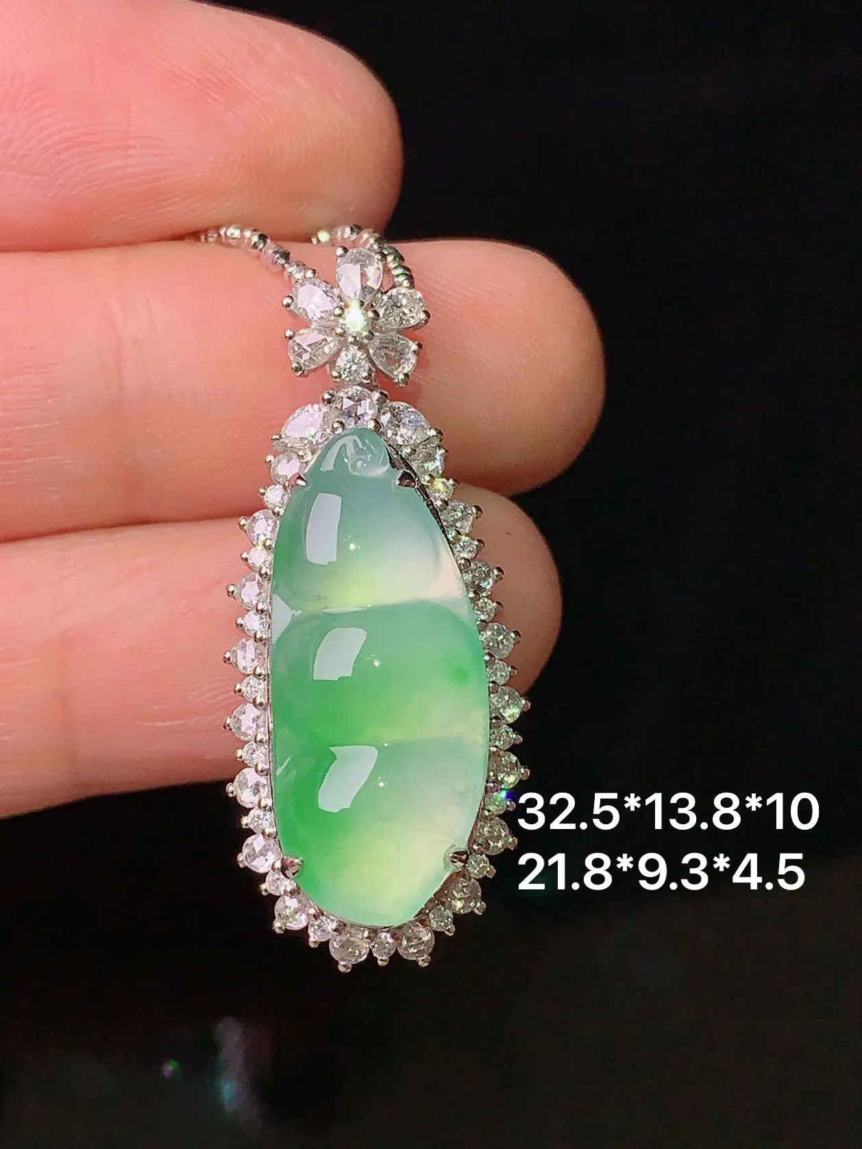 18k金钻镶嵌翠绿四季豆吊坠 玉质细腻 色泽清新艳丽 整体尺寸32.5*13.8*10