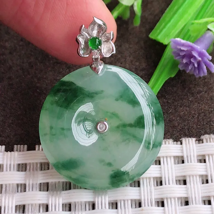 自然光，老坑18k金镶嵌冰胶果冻飘花平安扣吊坠，玉质细腻，冰莹起胶，色泽鲜美，清秀灵气，优雅气质，尺寸22.4/5.3