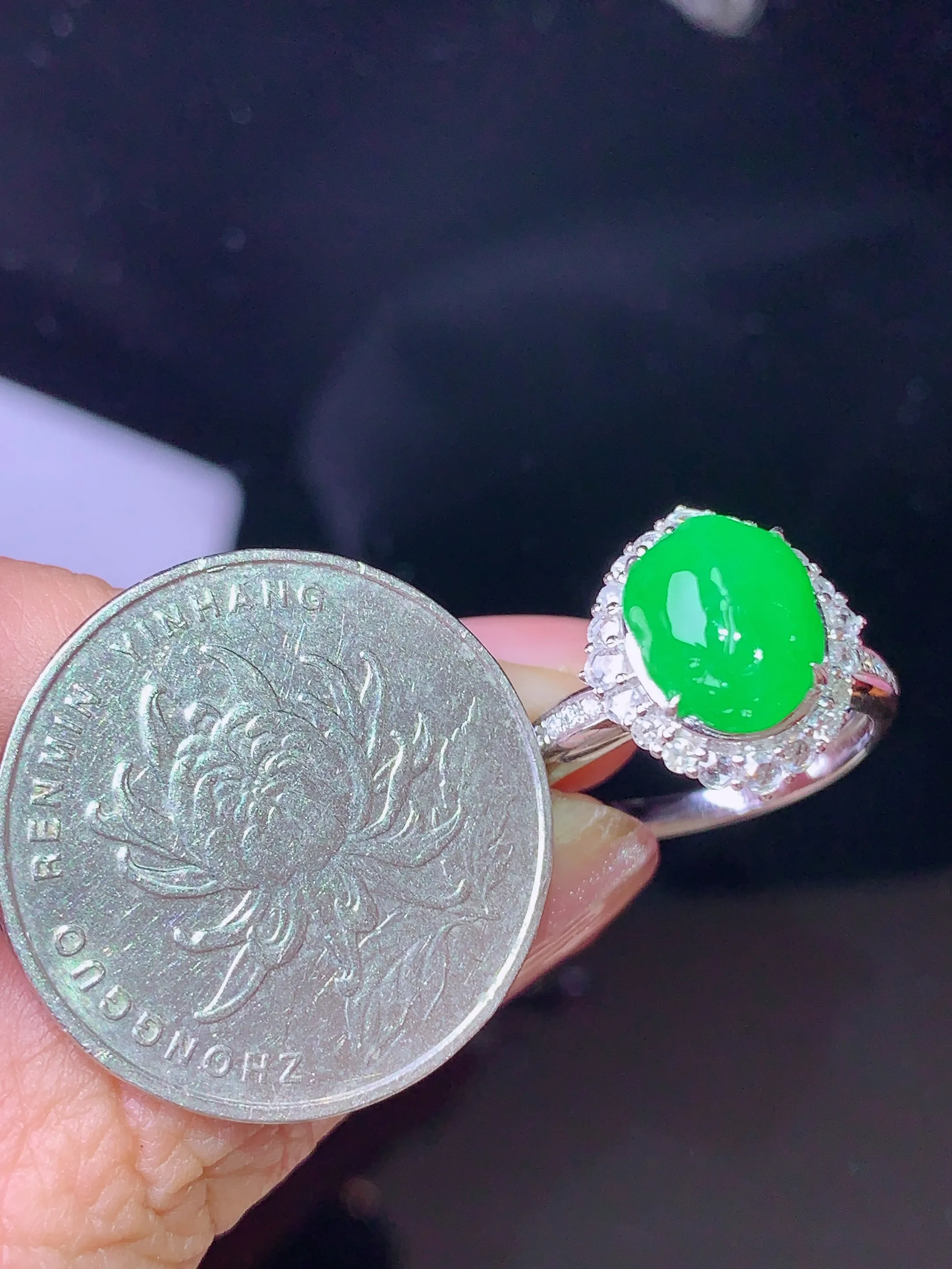 18k金钻镶嵌翠绿貔貅戒指 玉质细腻 色泽清新艳丽 圈口14.5 整体尺寸14.6*12.8*9.8