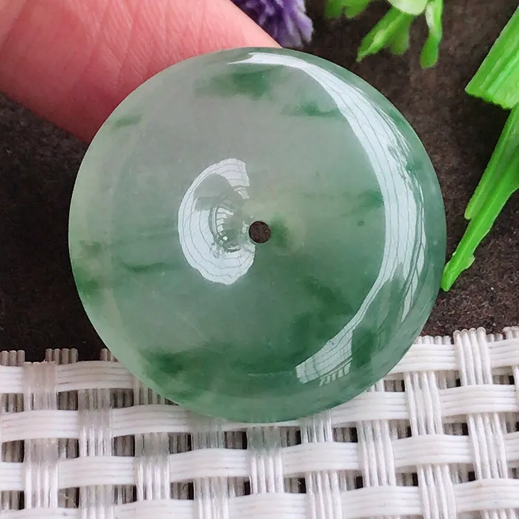 自然光，老坑冰胶果冻飘花平安扣吊坠，玉质细腻，冰莹起胶，色泽鲜美，清秀灵气，优雅气质，尺寸28.5/