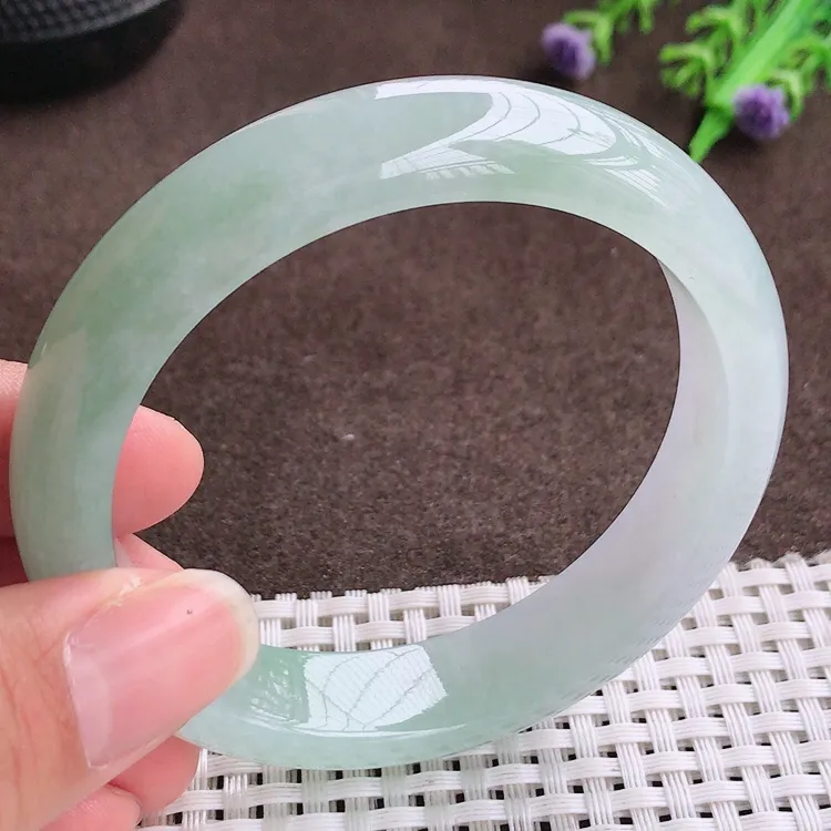 自然光，58圈口，老坑冰润起胶冰晴绿宽边手镯，翡翠玉镯，玉质细腻，冰莹起胶，色泽鲜美，清秀灵气，优雅气质，尺寸58/13.8/8.5