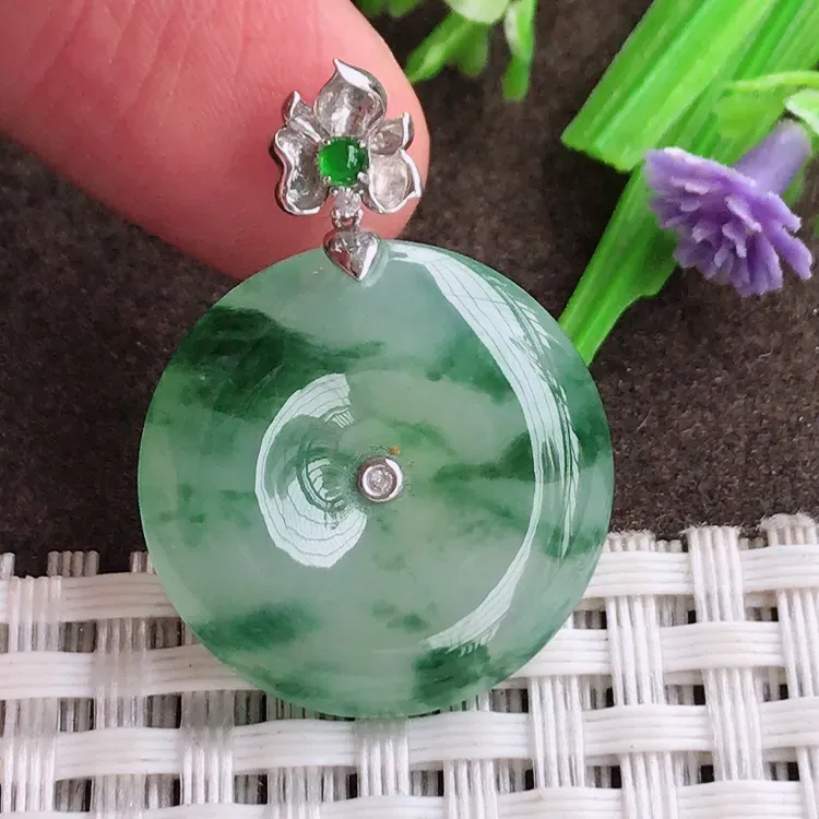 自然光，老坑18k金镶嵌冰胶果冻飘花平安扣吊坠，玉质细腻，冰莹起胶，色泽鲜美，清秀灵气，优雅气质，尺