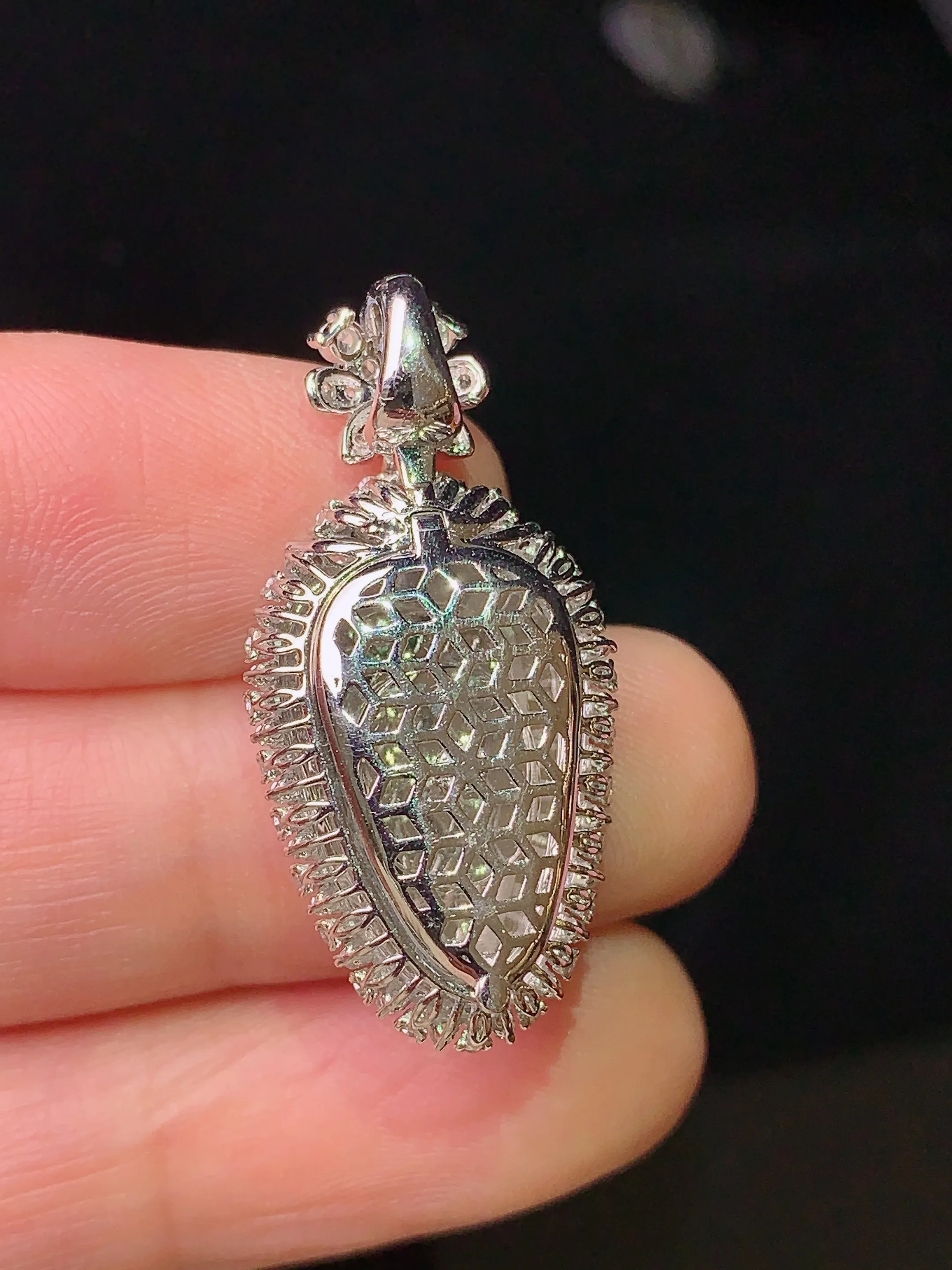 18k金钻镶嵌满绿树叶吊坠 玉质细腻 色泽清新艳丽 整体尺寸30.5*15*7.3