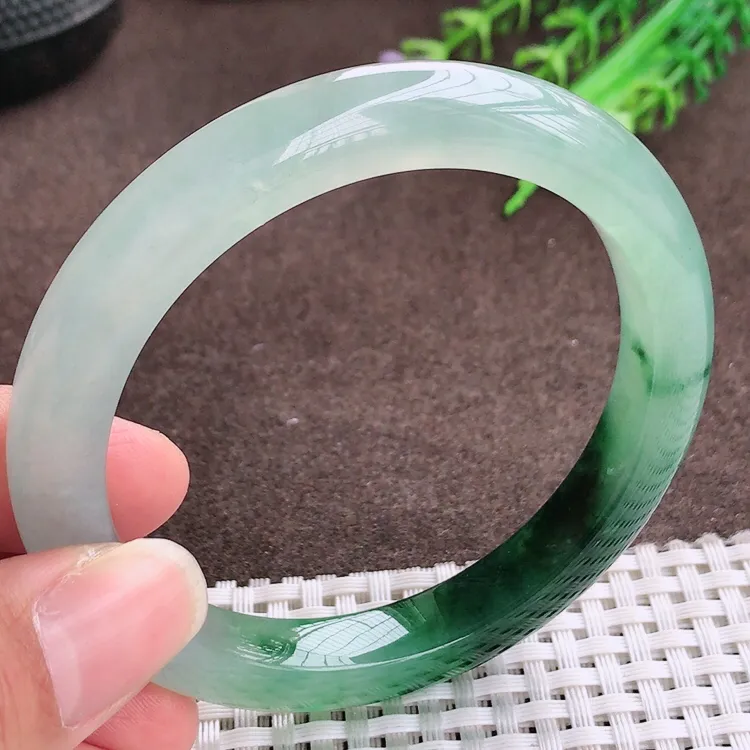 自然光，57.5圈口，老坑冰胶果冻料冰飘花手镯，翡翠玉镯，玉质细腻，冰莹起胶，色泽鲜美，清秀灵气，优雅气质，尺寸57.5/9.6/8.8