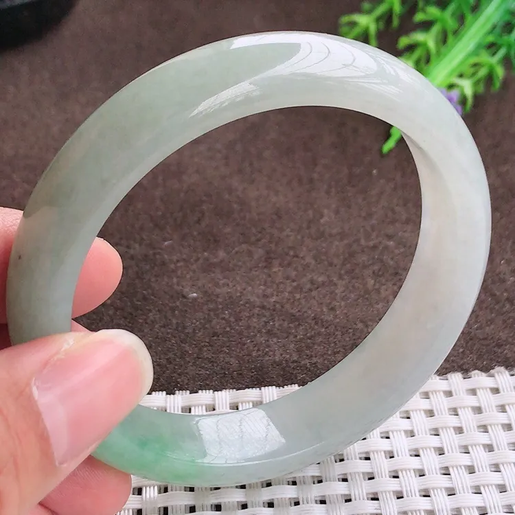 自然光，58.6圈口，老坑冰润水灵冰晴绿手镯，翡翠玉镯，玉质细腻，冰莹起胶，色泽鲜美，清秀灵气，优雅气质，尺寸58.6/13.1/7.7