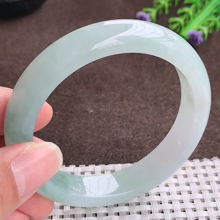 自然光，56.5圈口，老坑冰润果冻料飘花手镯，翡翠玉镯，玉质细腻，冰莹起胶，色泽鲜美，清秀灵气，优雅气质，尺寸56.5/12.5/8.3