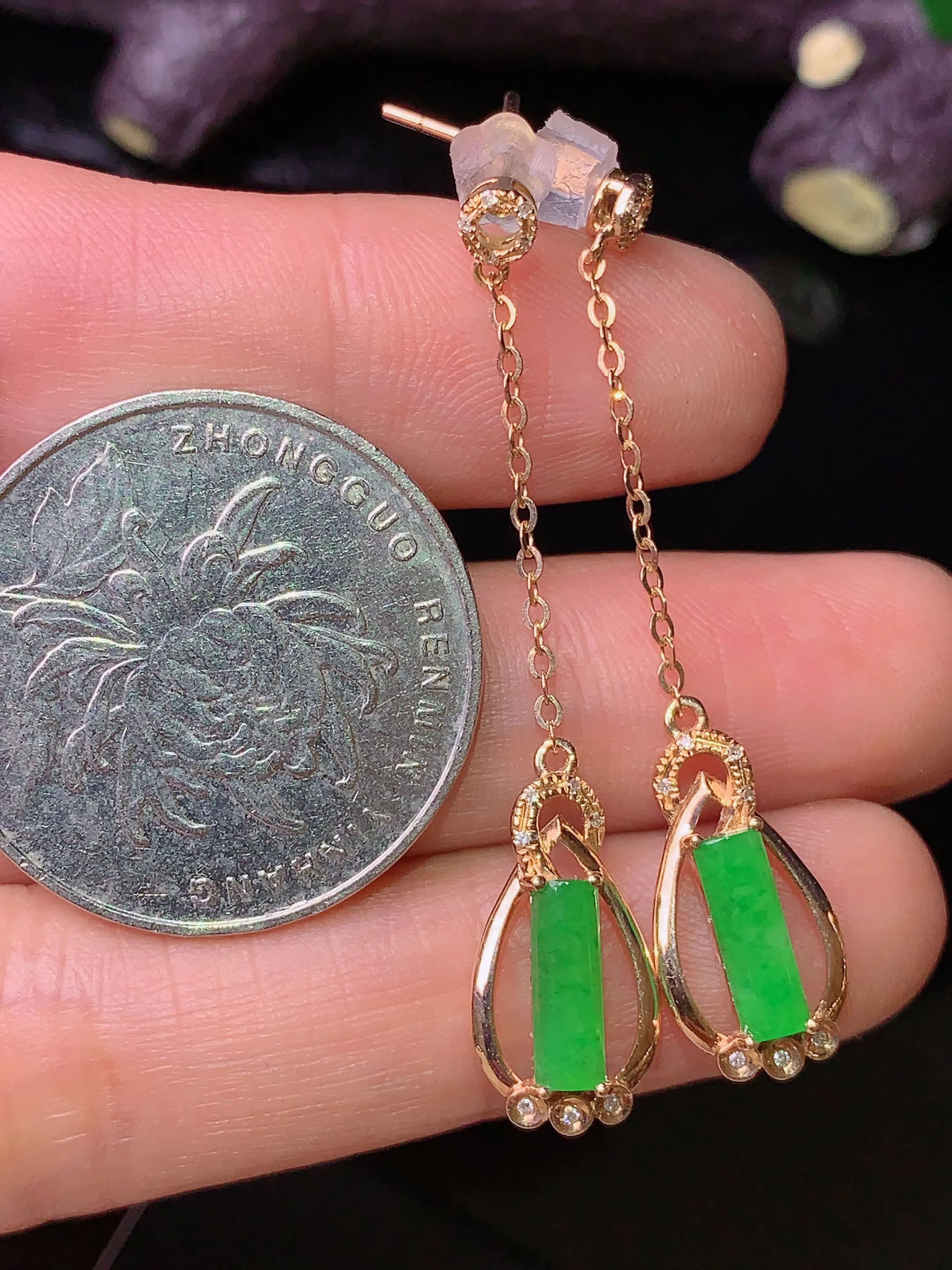 18k金镶嵌翠绿玉柱耳坠 玉质细腻 色泽清新艳丽 整体尺寸43.3*8.7*4