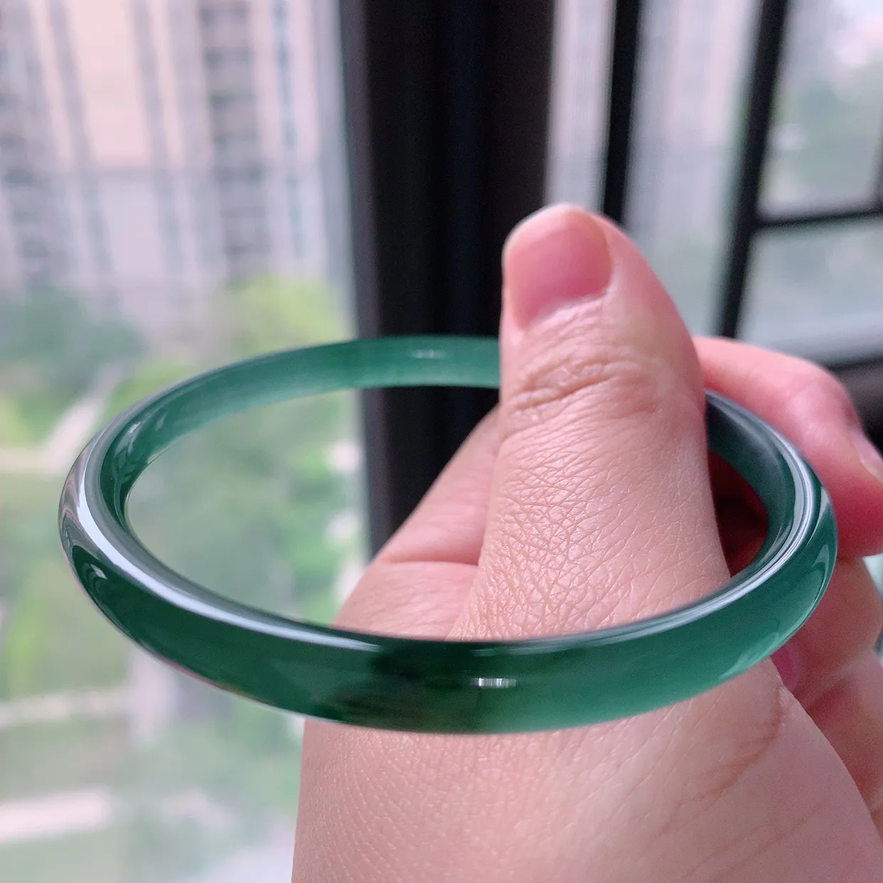 57圈口 冰胶飘花圆条手镯：天然翡翠 自然光实拍  底子细腻  种老肉细  上手大气上档次！011.3尺寸57-5.6mm