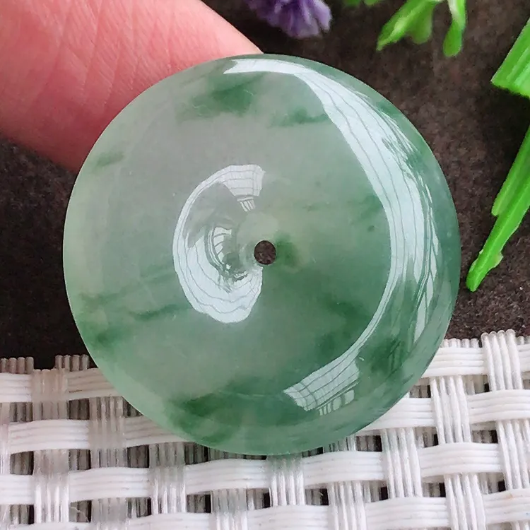 自然光，老坑冰胶果冻飘花平安扣吊坠，玉质细腻，冰莹起胶，色泽鲜美，清秀灵气，优雅气质，尺寸28.5/6.1