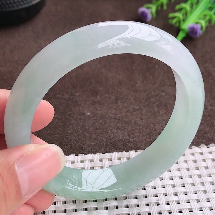 自然光，58圈口，老坑冰润起胶冰晴绿宽边手镯，翡翠玉镯，玉质细腻，冰莹起胶，色泽鲜美，清秀灵气，优雅气质，尺寸58/13.8/8.5