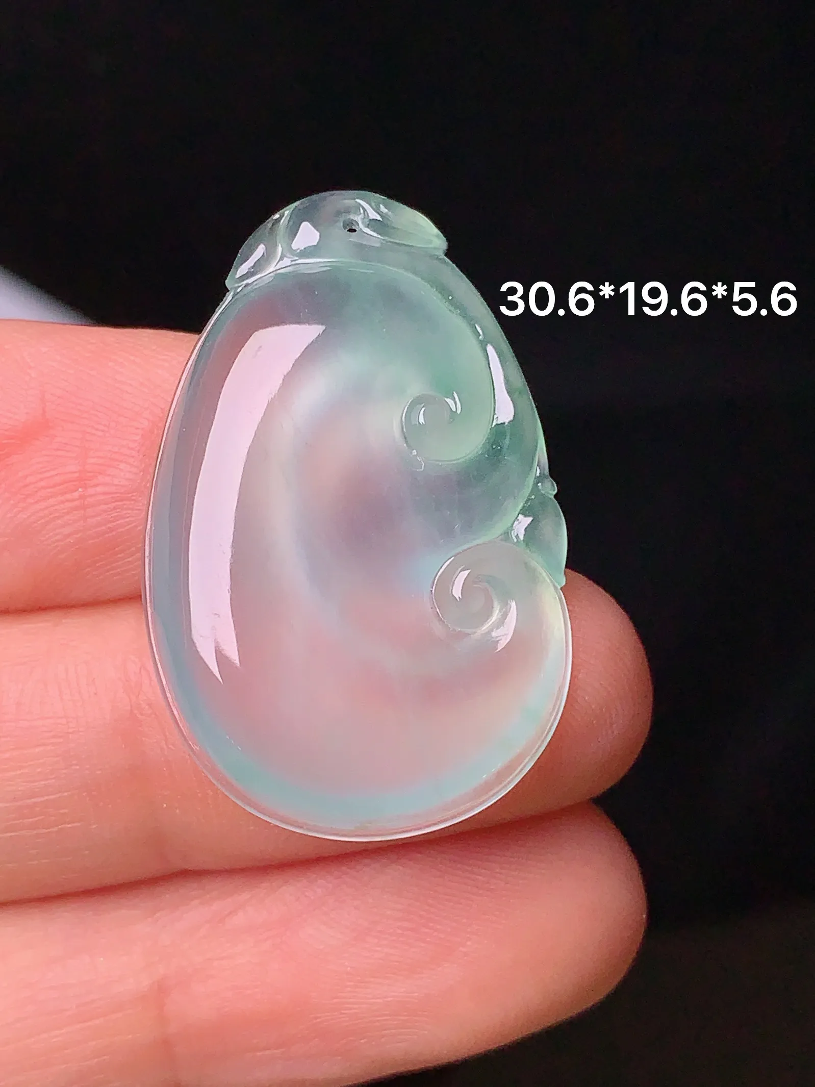 冰种如意吊坠 玉质细腻 色泽清新艳丽 整体尺寸30.6*19.6*5.6