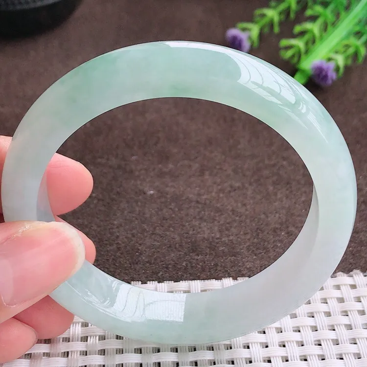 自然光，56.5圈口，老坑冰润果冻料飘花手镯，翡翠玉镯，玉质细腻，冰莹起胶，色泽鲜美，清秀灵气，优雅气质，尺寸56.5/12.5/8.3