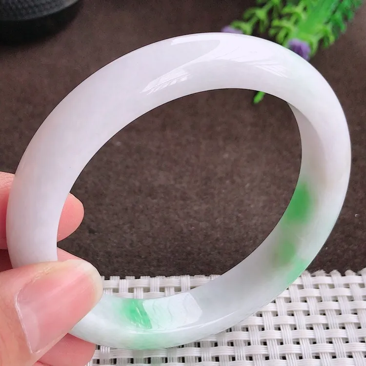 自然光，61.6大圈口，老坑精美温润飘绿宽边手镯，翡翠玉镯，玉质细腻，冰莹起胶，色泽鲜美，清秀灵气，优雅气质，尺寸61.6/12.6/8.7