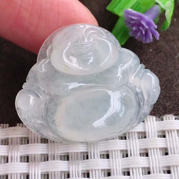 自然光，老坑清秀冰透佛公吊坠，玉质细腻，冰莹起胶，色泽鲜美，清秀灵气，优雅气质，尺寸25.3/30.6/7.4