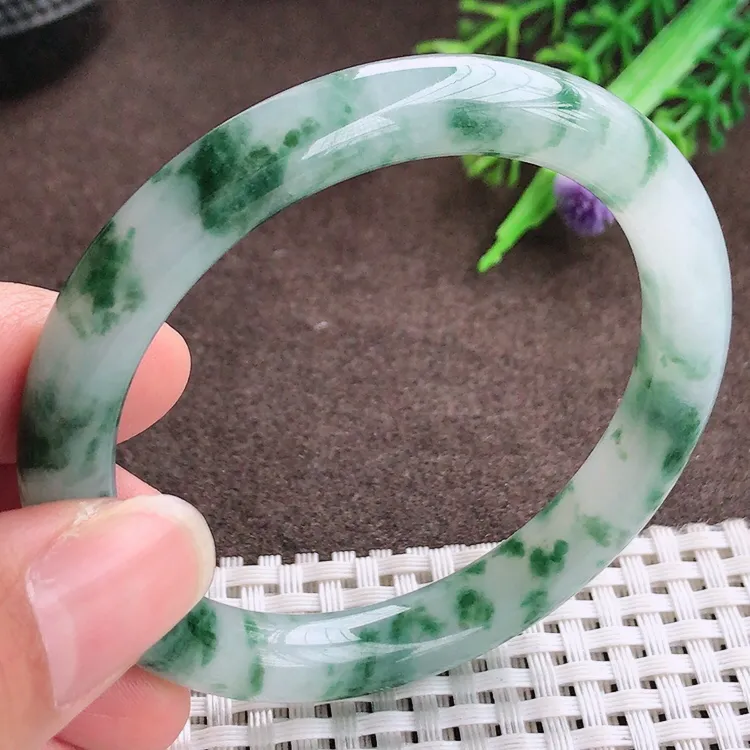 自然光，52.5圈口，老坑冰胶果冻飘花圆条手镯，翡翠玉镯，玉质细腻，冰莹起胶，色泽鲜美，清秀灵气，优雅气质，尺寸52.5/9/8.2