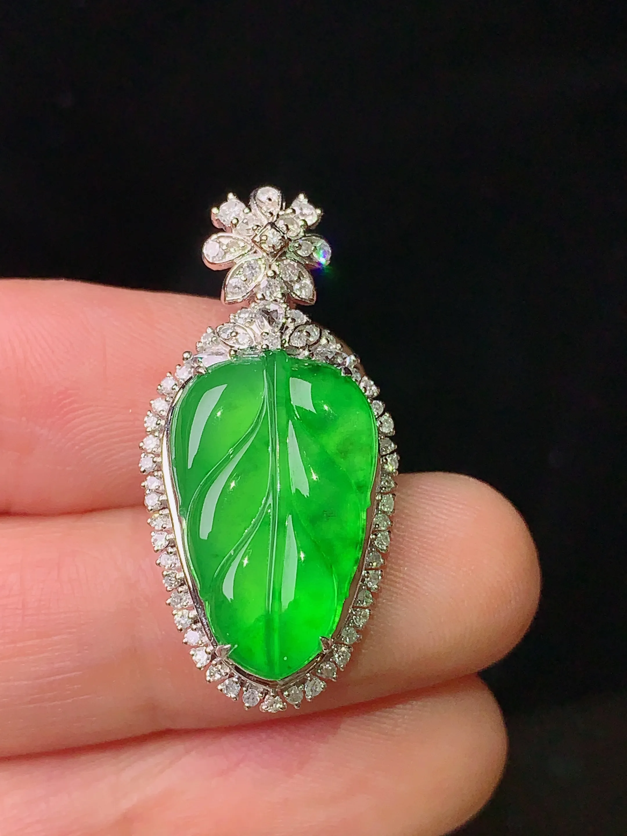 18k金钻镶嵌满绿树叶吊坠 玉质细腻 色泽清新艳丽 整体尺寸30.5*15*7.3