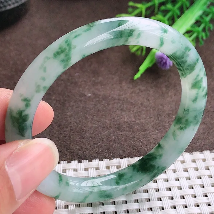 自然光，52.5圈口，老坑冰胶果冻飘花圆条手镯，翡翠玉镯，玉质细腻，冰莹起胶，色泽鲜美，清秀灵气，优雅气质，尺寸52.5/9/8.2