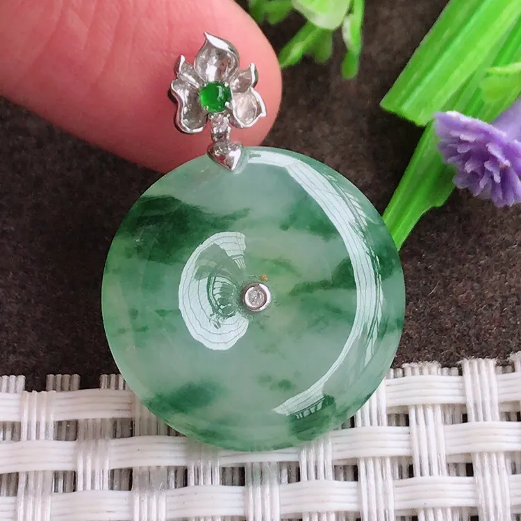 自然光，老坑18k金镶嵌冰胶果冻飘花平安扣吊坠，玉质细腻，冰莹起胶，色泽鲜美，清秀灵气，优雅气质，尺寸22.4/5.3