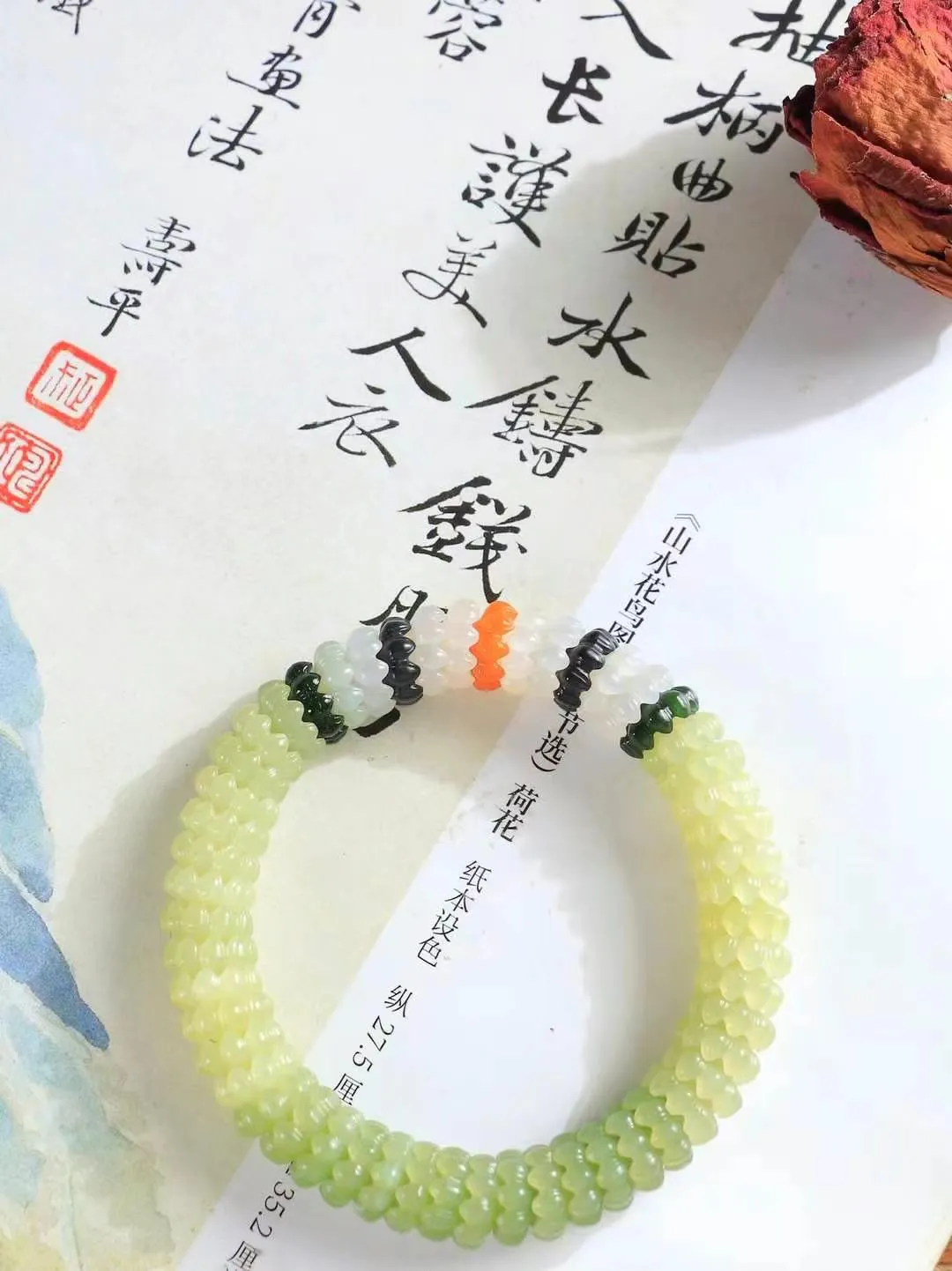 【莲花.手串】

精品和田玉多宝莲花手串，器形优雅，小巧精致，翠色浓郁，玉质细腻油润、手感上佳，颗颗精雕莲花，将荷花出淤泥而不染，濯清涟而不妖的气韵，刻画的淋漓尽致。尺寸取一6-12.5mm，重53.5克 FDL-36401920