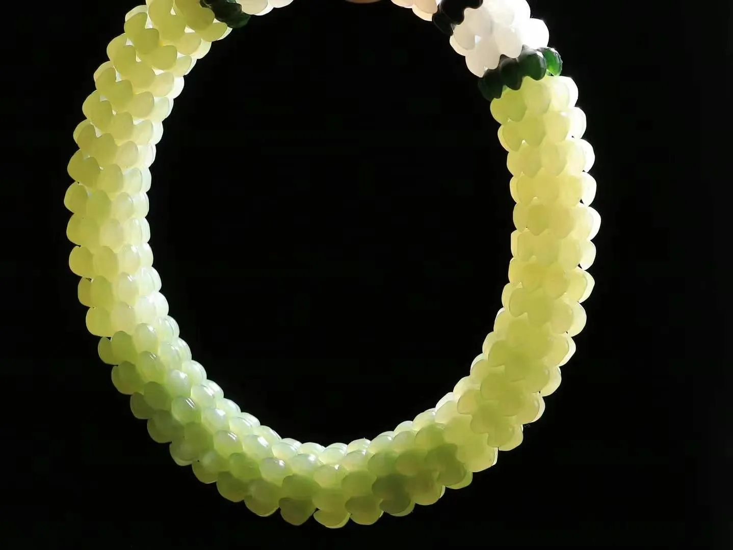 【莲花.手串】

精品和田玉多宝莲花手串，器形优雅，小巧精致，翠色浓郁，玉质细腻油润、手感上佳，颗颗精雕莲花，将荷花出淤泥而不染，濯清涟而不妖的气韵，刻画的淋漓尽致。尺寸取一6-12.5mm，重53.5克 FDL-36401920