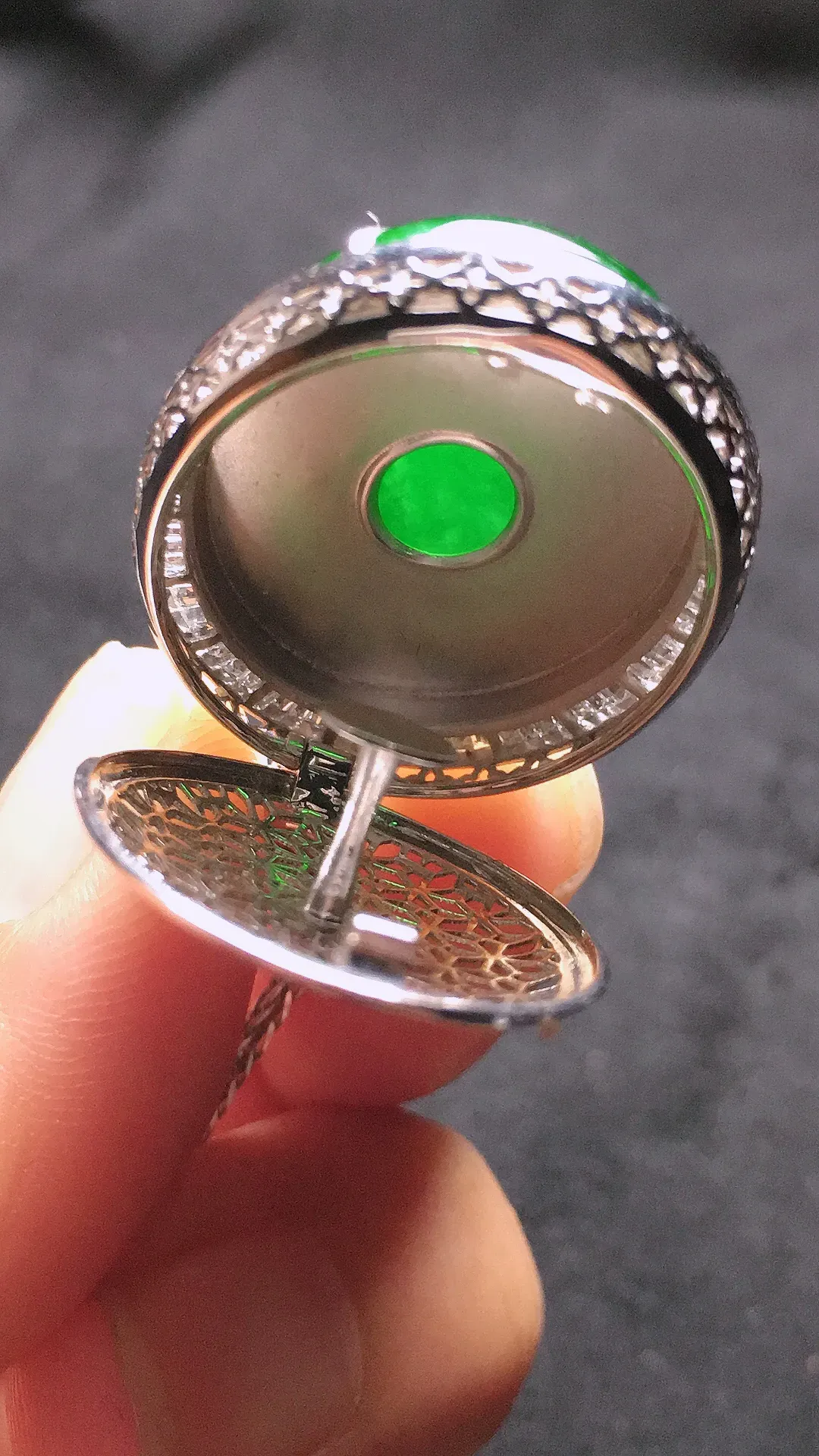 满绿蛋面吊坠，色泽均匀浓郁，玉质细腻，荧光感超
强，饱满水润，气质满满。18k
金豪华镶嵌