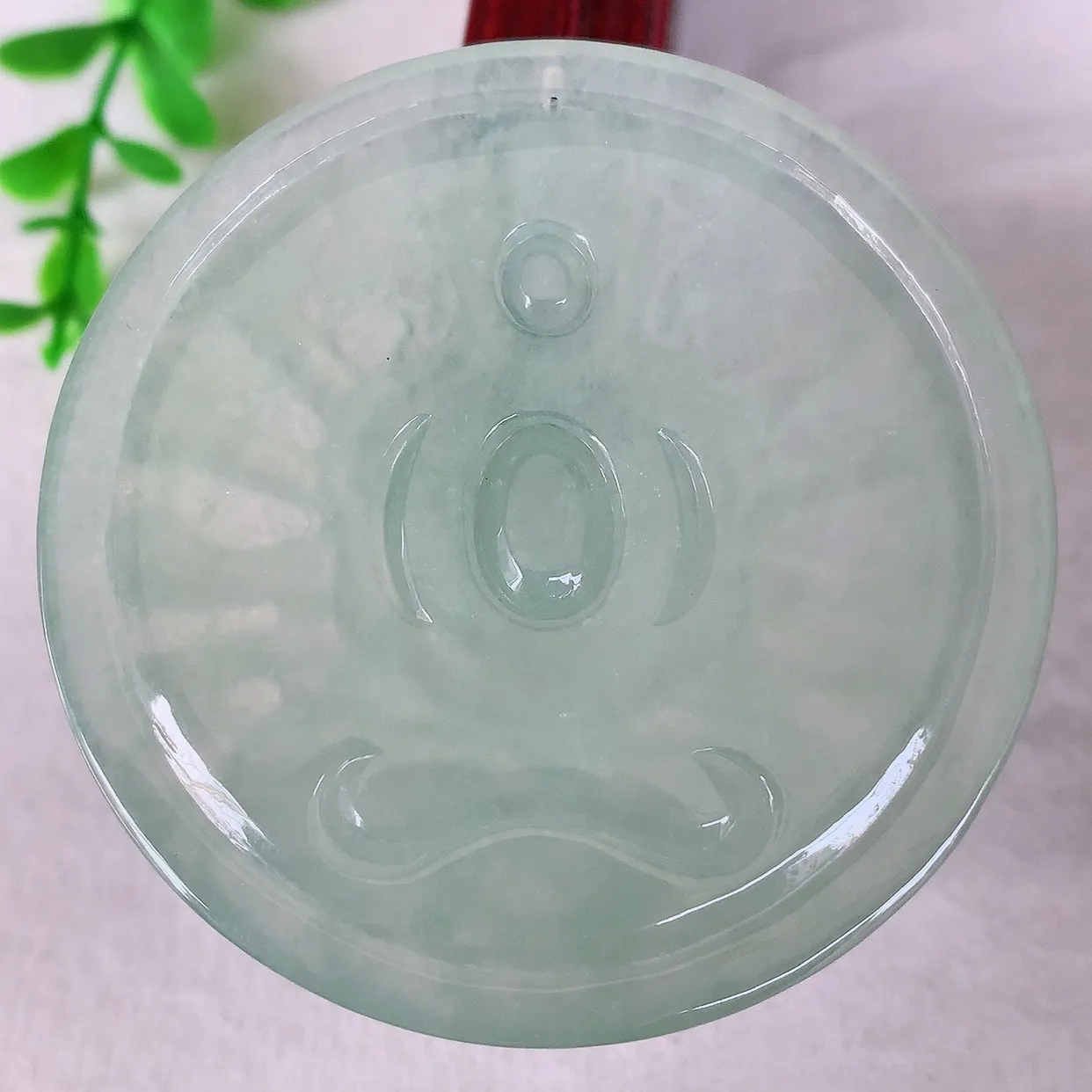自然光实拍，冰种翡翠千手观音吊坠，赐福翡翠观音，翠色迷人，观音面相端庄， 佩戴时尚出众！#89.15