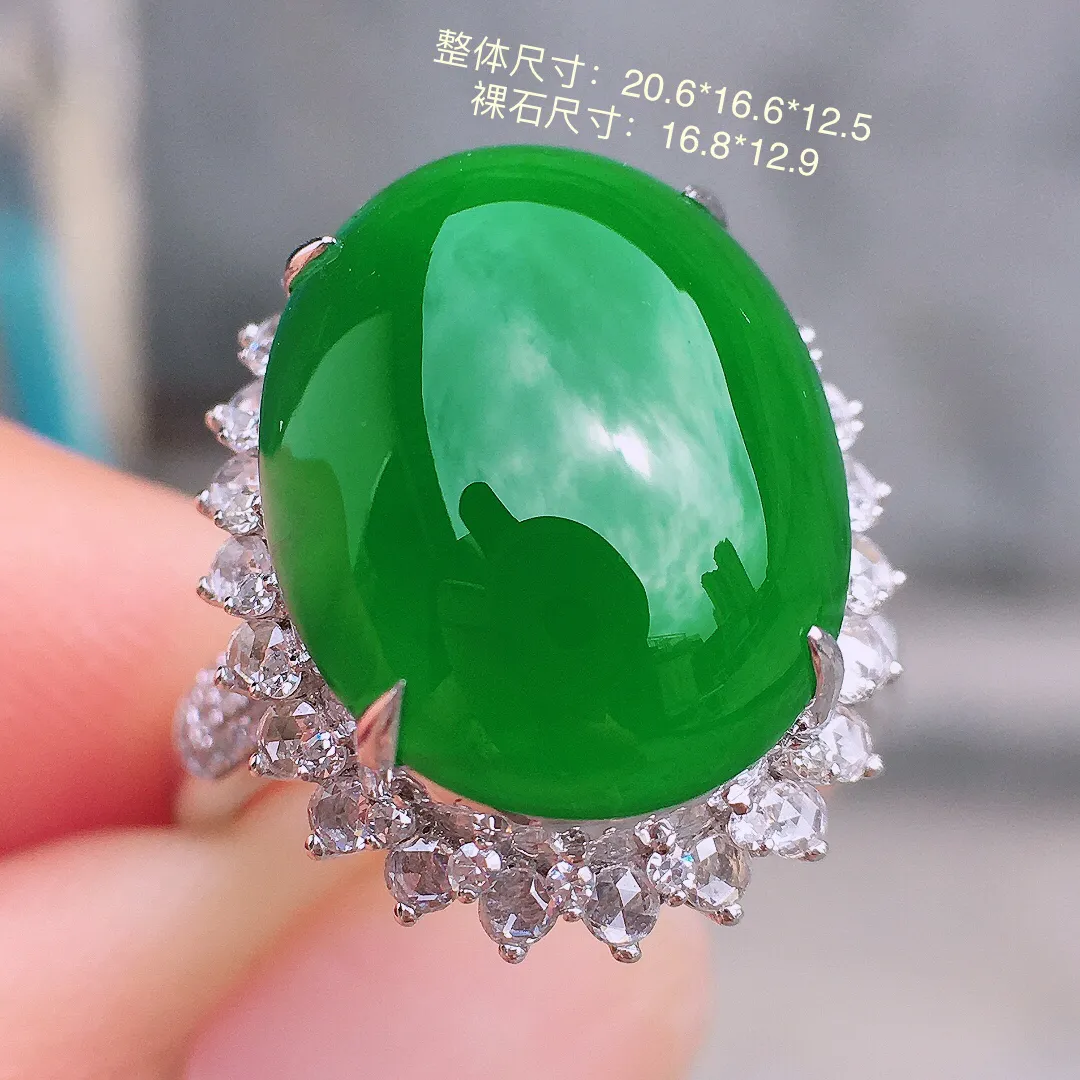 满绿蛋面戒指，色泽均匀浓郁，玉质细腻，荧光感超
强，饱满水润，气质满满。18k
金豪华镶嵌