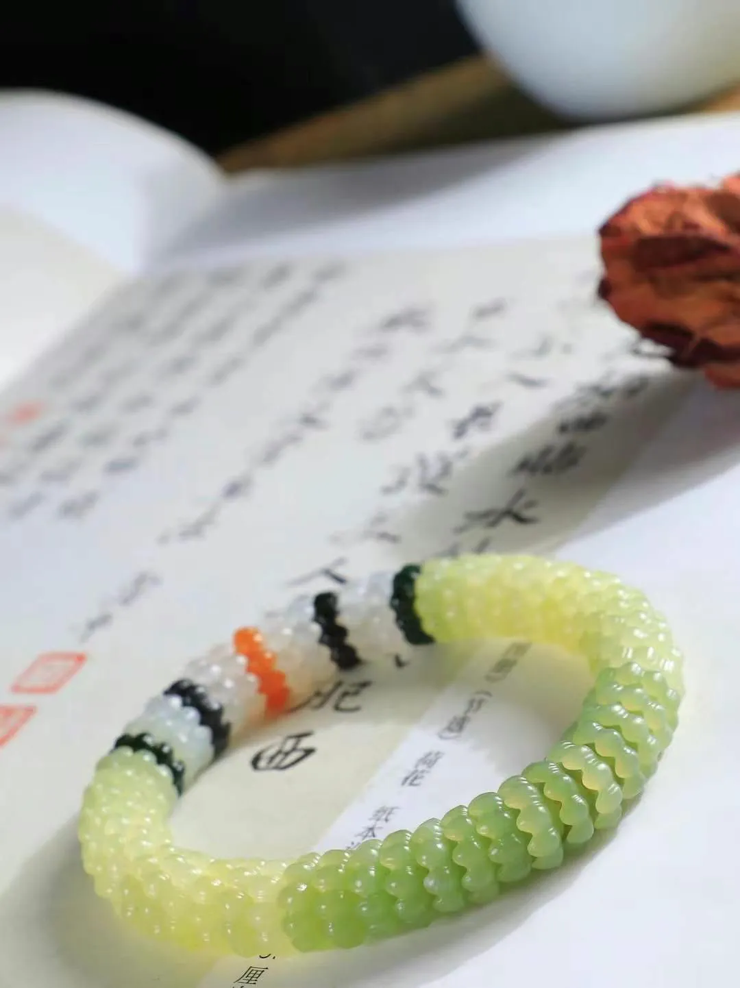 【莲花.手串】

精品和田玉多宝莲花手串，器形优雅，小巧精致，翠色浓郁，玉质细腻油润、手感上佳，颗颗精雕莲花，将荷花出淤泥而不染，濯清涟而不妖的气韵，刻画的淋漓尽致。尺寸取一6-12.5mm，重53.5克 FDL-36401920