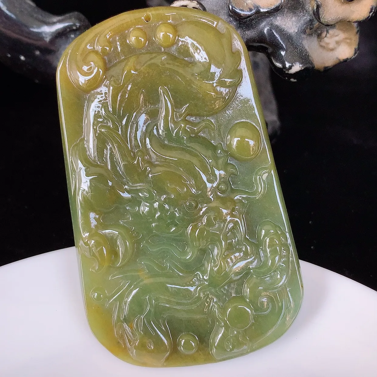 自然光实拍，冰糯种黄翡翡翠精雕龙腾盛世、龙牌吊坠，种水好，雕工立体精致，佩戴霸气时尚！#07.15