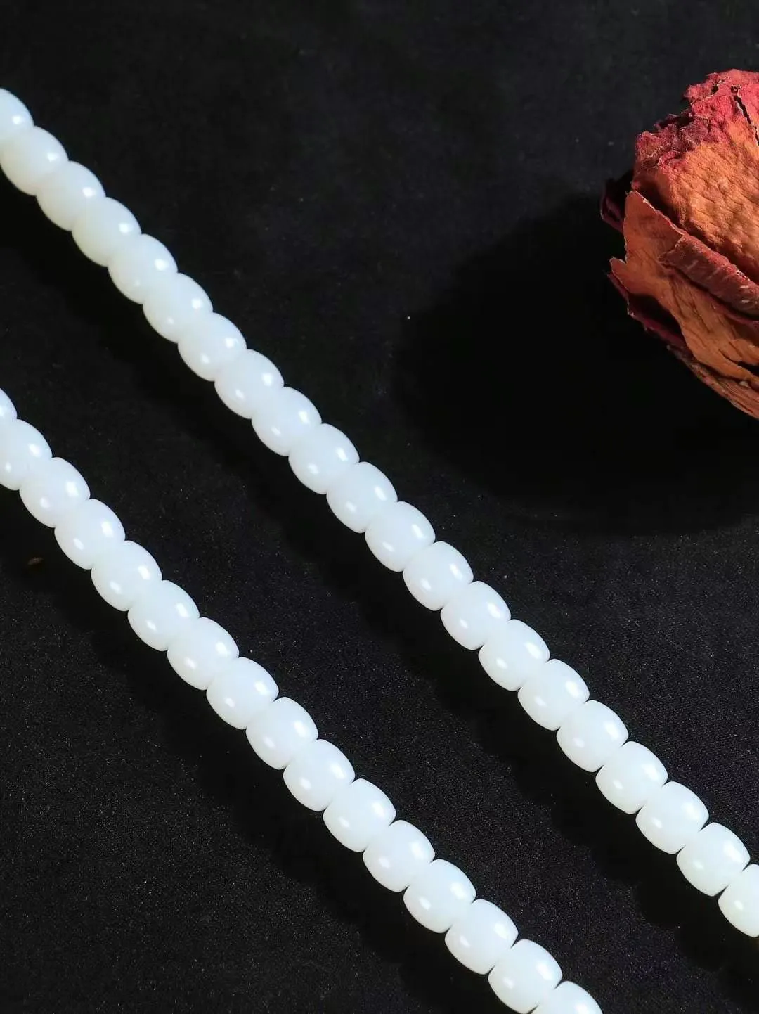 （直切珠.项链）

精品和田玉白玉项链，玉质细腻油润 饱满光滑 质朴无华，悠远简单，人心境界远，百世修炼深，心灵常驻善意持，觉悟人生百世修。
重94克    尺寸取一7-8mm    10401974L
