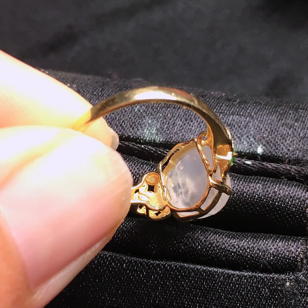冰种貔貅戒指，玉质细腻，荧光感超
强，饱满水润，气质满满。18k
金豪华镶嵌