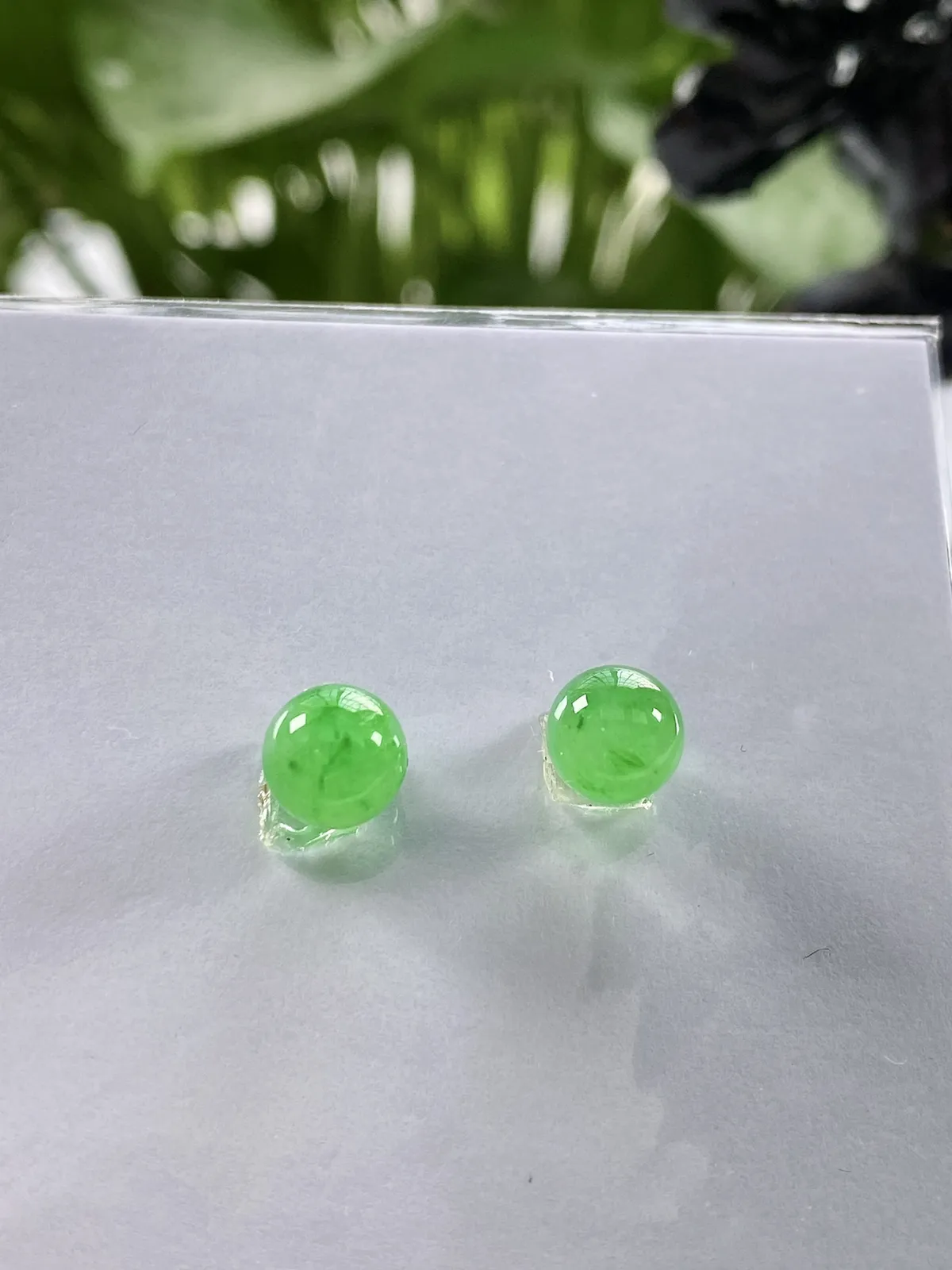 缅甸天然翡翠A货，卡6.7高冰种起光起胶满绿冰阳绿圆珠一对镶嵌件，尺寸：6.7mm/2颗，重量：3.