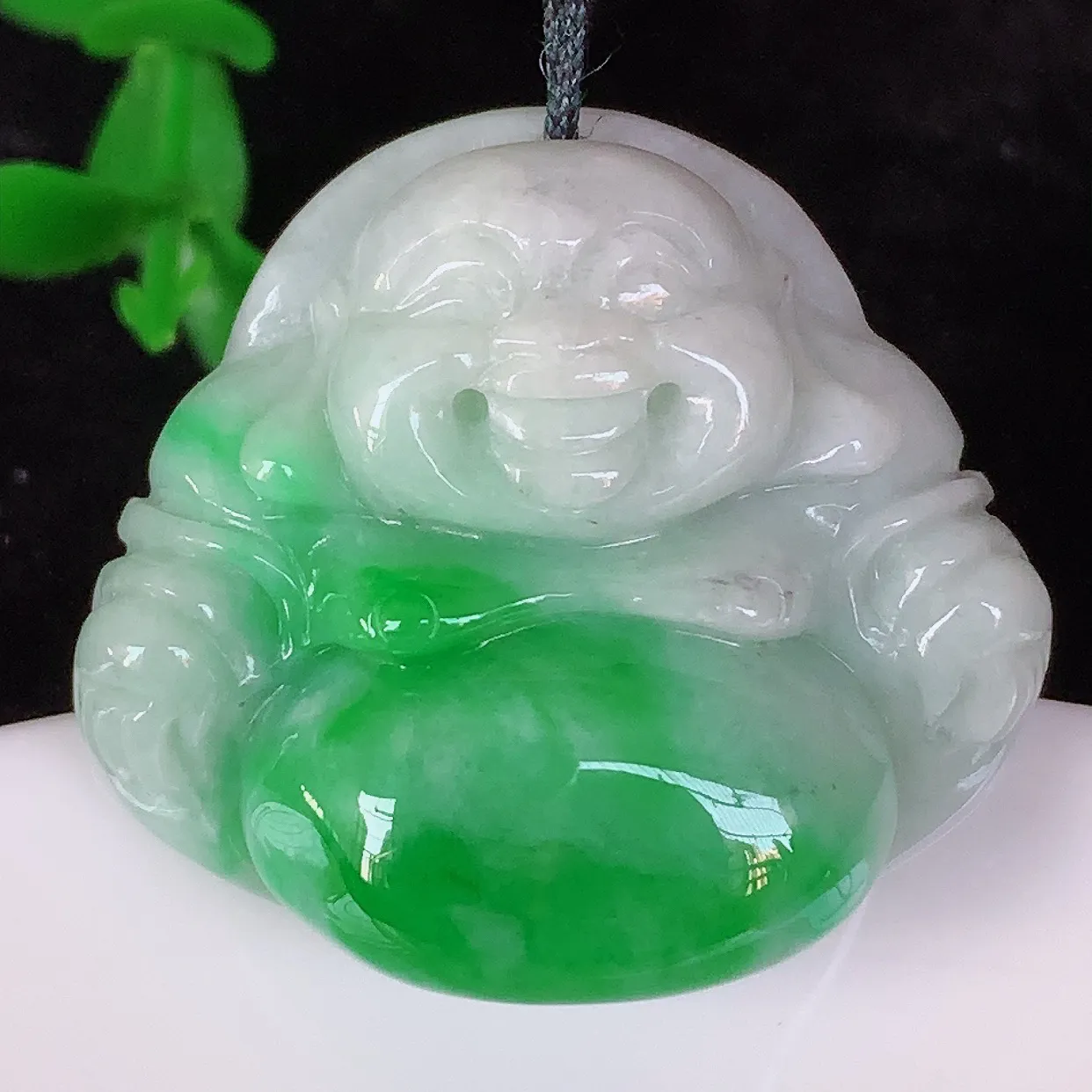 自然光实拍，厚装冰润冰糯种飘阳绿翡翠佛公吊坠，饱满， 佛公亦保平安，寓意有福（佛公）相伴， 配戴优雅