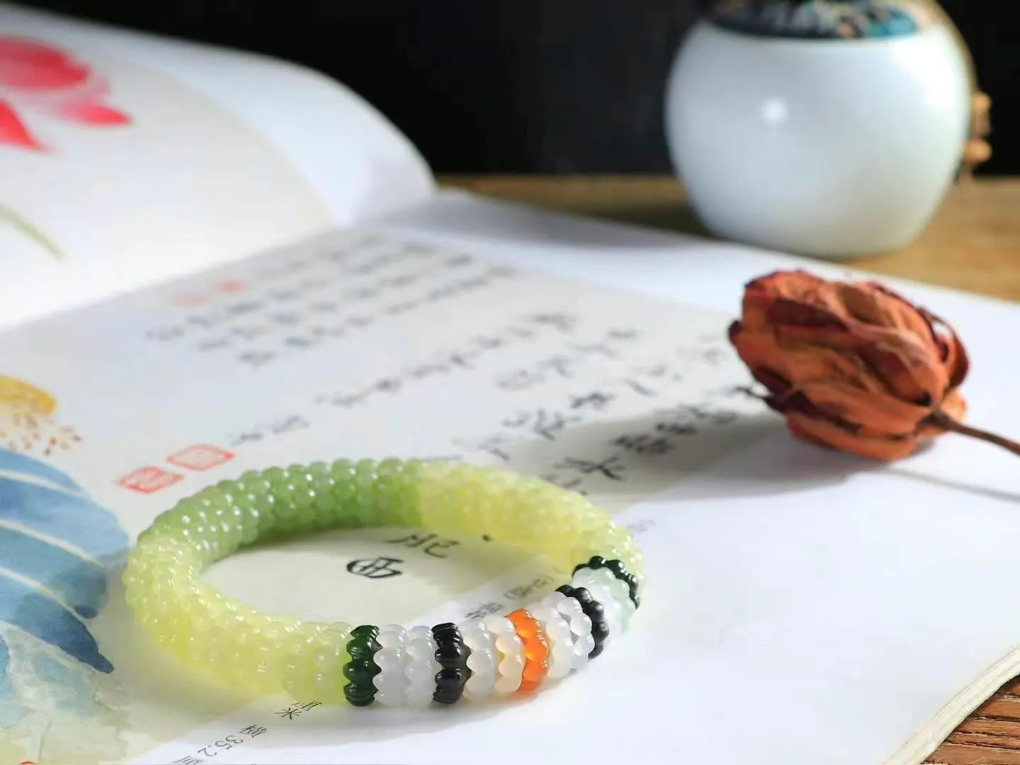 【莲花.手串】

精品和田玉多宝莲花手串，器形优雅，小巧精致，翠色浓郁，玉质细腻油润、手感上佳，颗