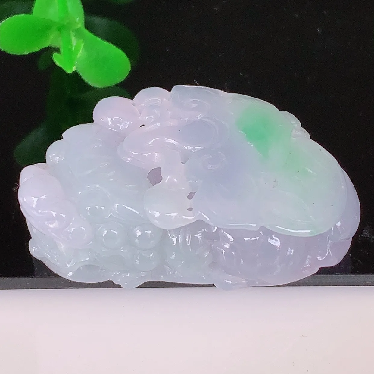 自然光实拍，冰润冰糯种春彩翡翠招财貔貅吊坠，民间有“一摸貔貅运程旺盛，再摸貔貅财运滚滚，三摸貔貅平步