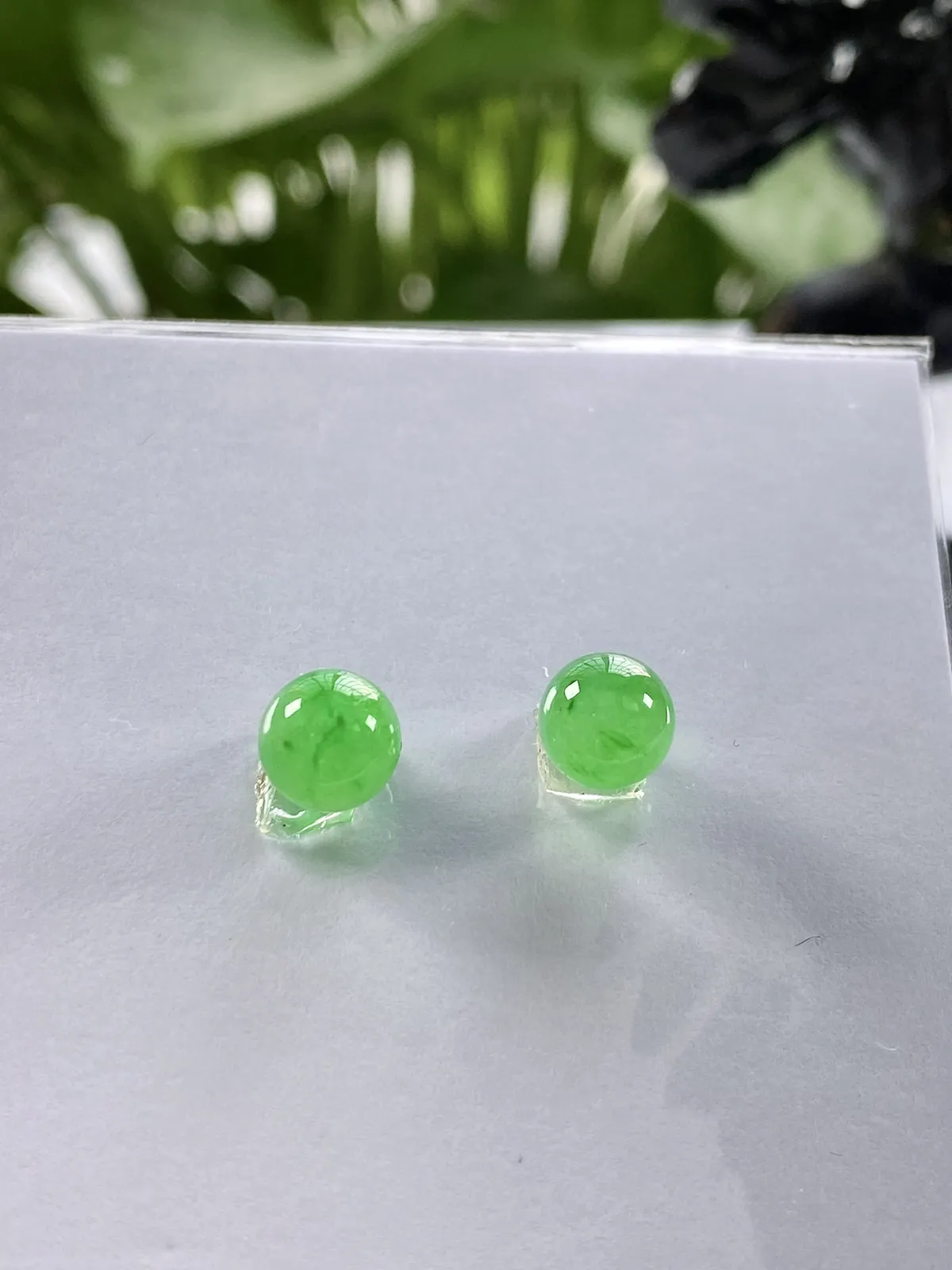 缅甸天然翡翠A货，卡6.7高冰种起光起胶满绿冰阳绿圆珠一对镶嵌件，尺寸：6.7mm/2颗，重量：3.31g（含纸垫）