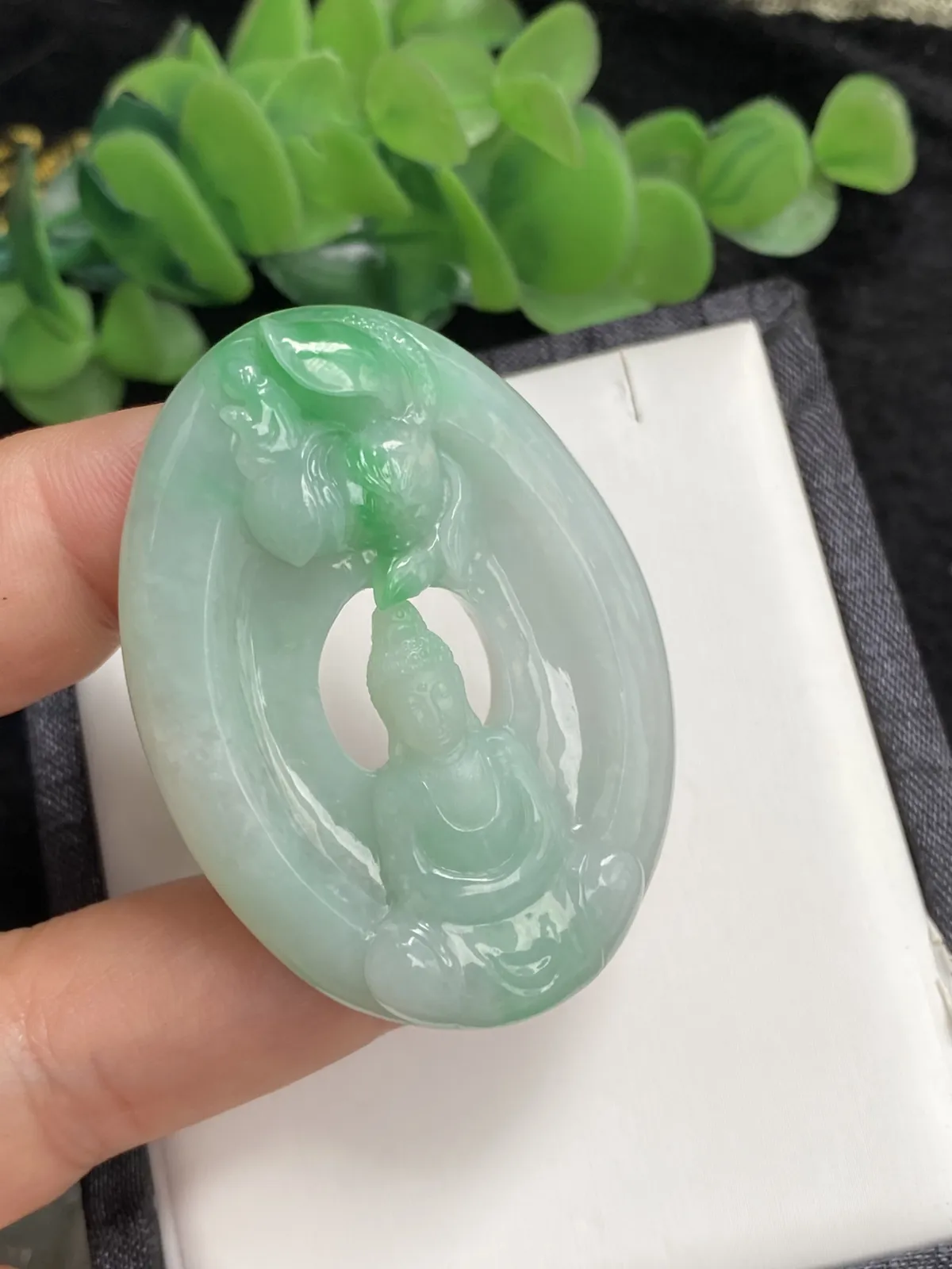 推荐【飘绿大日如来】无纹裂，细腻，种老，飘绿，色阳，大师级开脸，雕工精致，品相佳～～