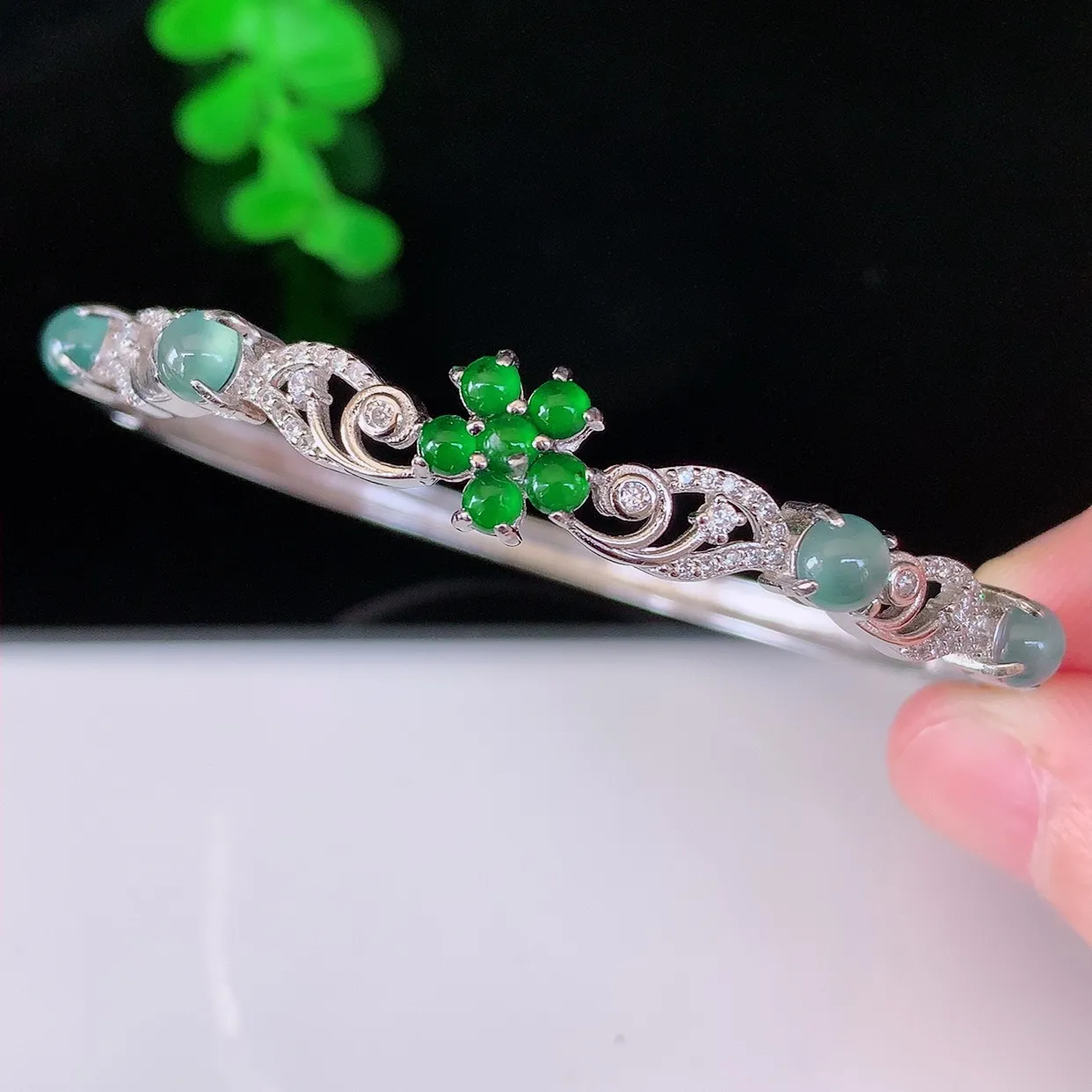 冰透双彩翡翠925银镶嵌手镯，自然光实拍，翠色灵动，颜色漂亮，种老水足，品相佳，佩戴佳品！#97.15内径55.5*51.6*宽8.8*厚4.5* 裸石4.6