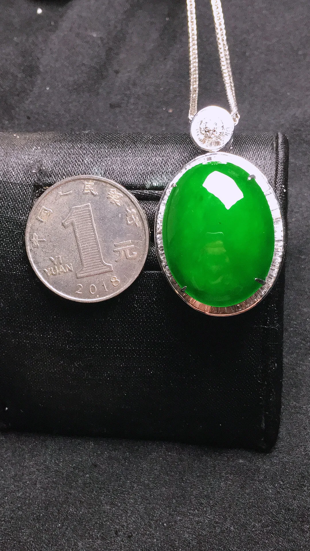 满绿蛋面吊坠，色泽均匀浓郁，玉质细腻，荧光感超
强，饱满水润，气质满满。18k
金豪华镶嵌