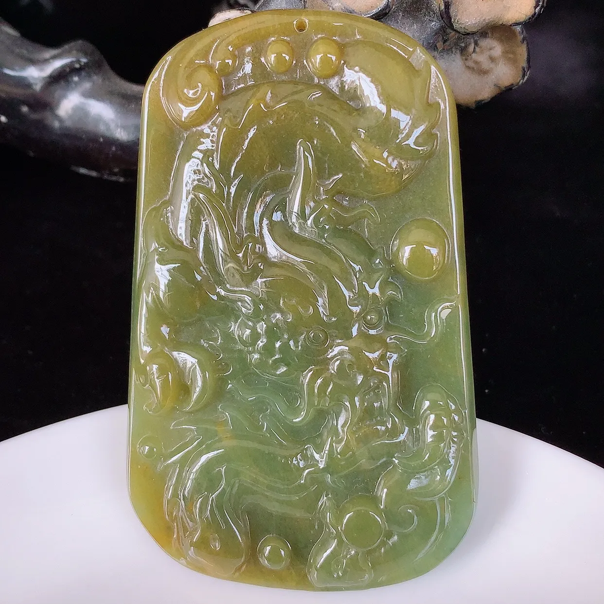 自然光实拍，冰糯种黄翡翡翠精雕龙腾盛世、龙牌吊坠，种水好，雕工立体精致，佩戴霸气时尚！#07.15