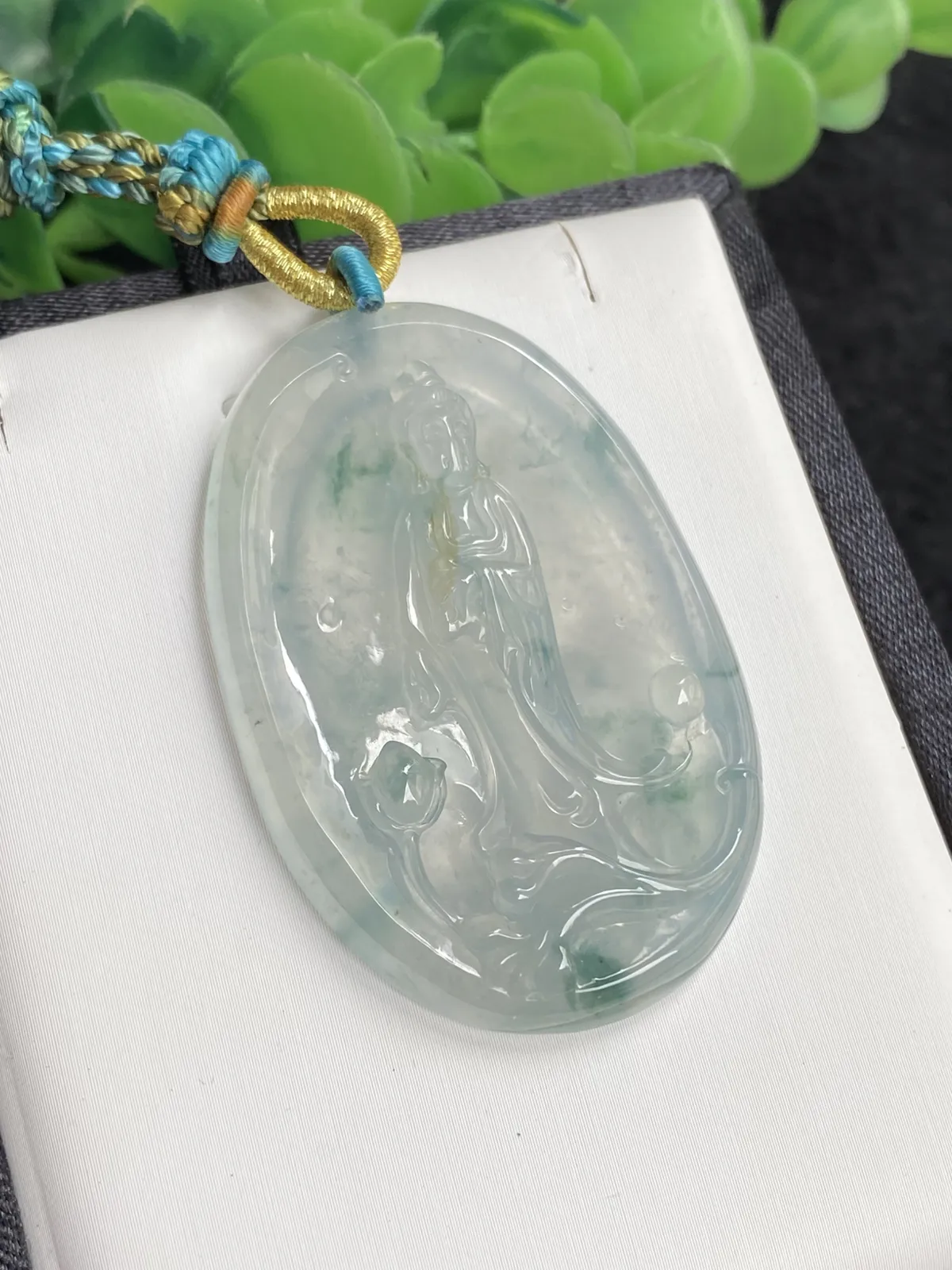 推荐【高冰飘花观音】飘雪花️棉，无纹裂，冰透细腻，起光，正蓝花，衣襟处带黄金，超美的意境，超值～～