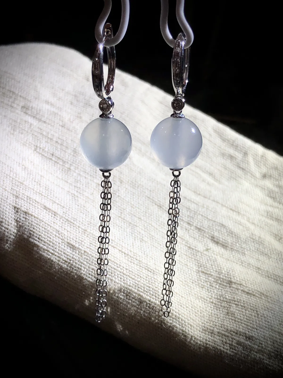 白冰珠子耳坠，直径9.8mm，
18K金，南非钻